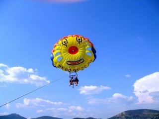  Parasailing 
